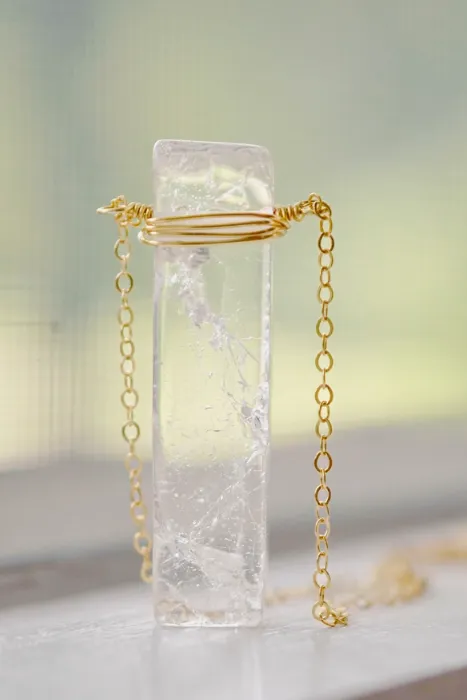 QUARTZ GOLD PENDANT NECKLACE